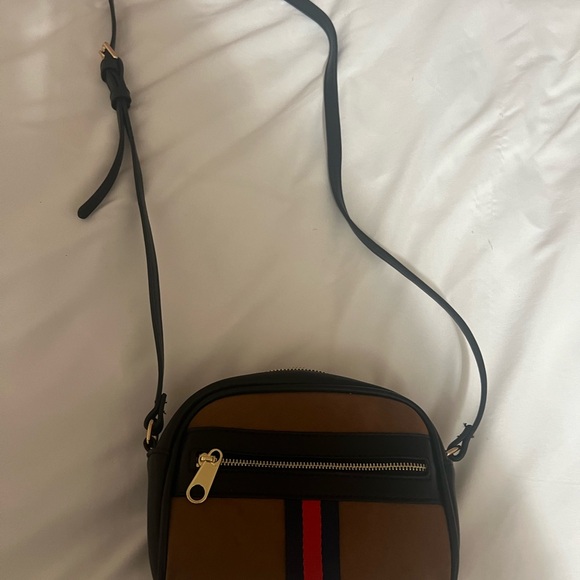 Suede Crossbody or shoulder bag with 2 small inside pockets and one zip front - Picture 2 of 7
